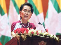 Aung San Suu Kyi et drapeaux de la Birmanie