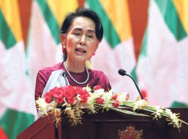 Aung San Suu Kyi et drapeaux de la Birmanie