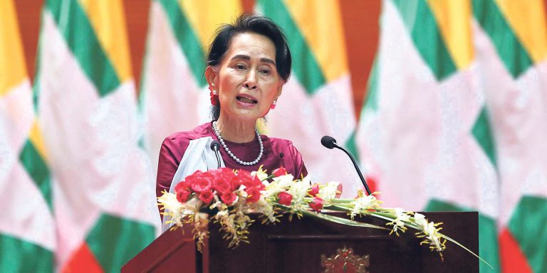 Aung San Suu Kyi et drapeaux de la Birmanie