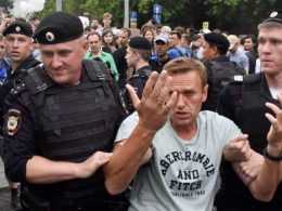 Alexeï Navalny et policiers