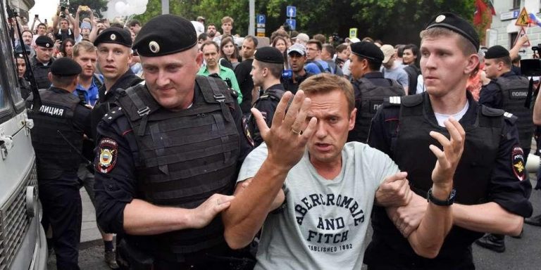 Alexeï Navalny et policiers