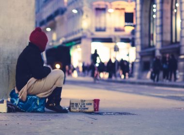 SDF assis dans la rue