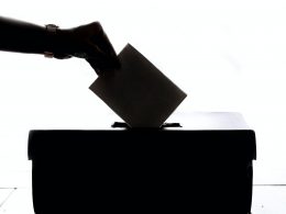 Personne mettant un bulletin de vote dans une urne