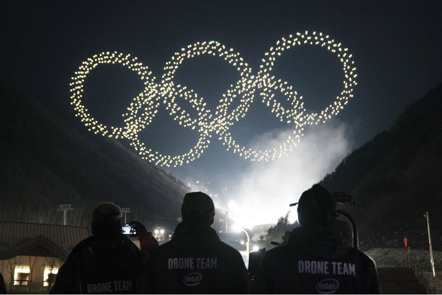 Anneaux des jeux olympiques d'hiver de 2018 lors de la cérémonie d'ouverture, en Corée du Sud. (Adresse image : https://www.usine-digitale.fr/mediatheque/9/0/4/000626409_homePageUne/drones-intel-ceremonie-d-ouverture-jeux.jpg)