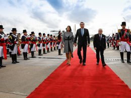 Jair Bolsonaro et Michelle Bolsonaro arrivent à Bueno Aires en marchant sur le tapis rouge