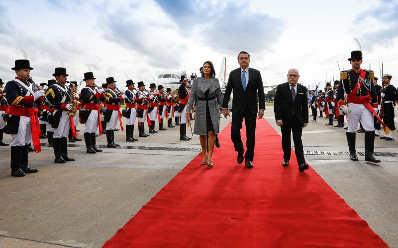 Jair Bolsonaro et Michelle Bolsonaro arrivent à Bueno Aires en marchant sur le tapis rouge