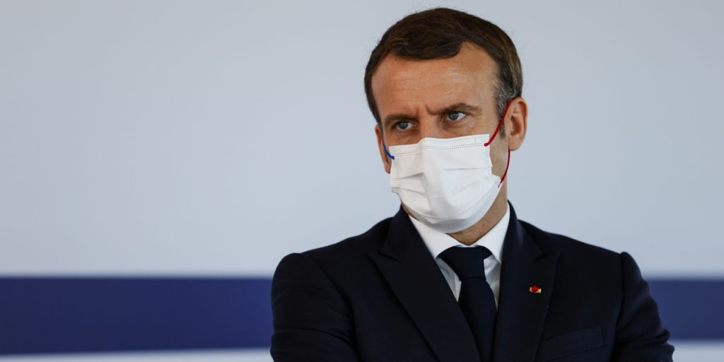 Président Emmanuel Macron avec masque