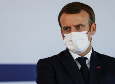 Président Emmanuel Macron avec masque