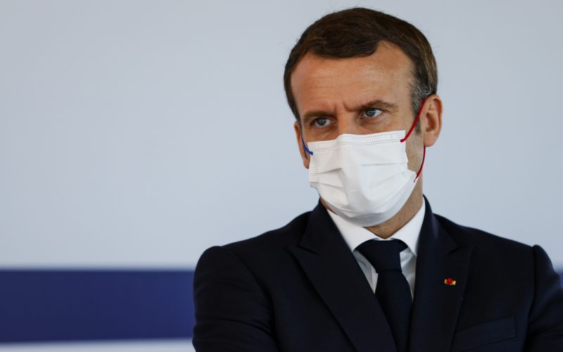 Président Emmanuel Macron avec masque
