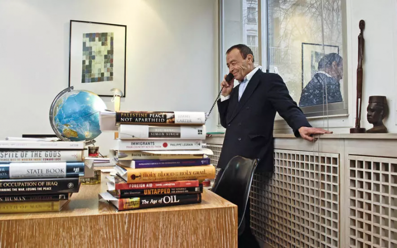 Béchir Ben Yahmed, le fondateur de Jeune Afrique, dans son bureau parisien. Vincent Fournier/JA