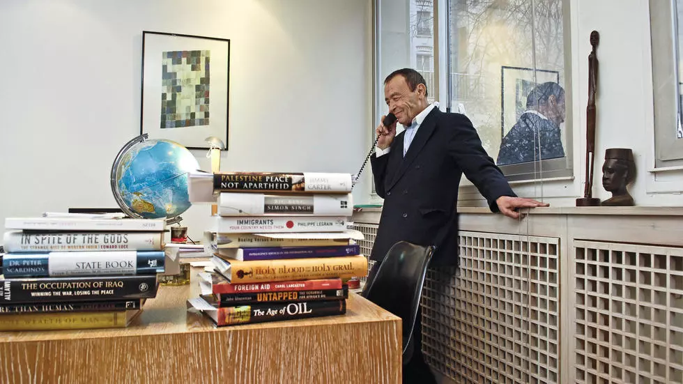 Béchir Ben Yahmed, le fondateur de Jeune Afrique, dans son bureau parisien. Vincent Fournier/JA