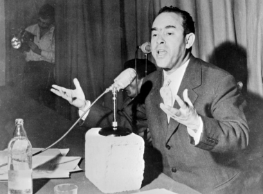 Mehdi Ben Barka accorde une conférence de presse à Casablanca, 1959 ( AFP )