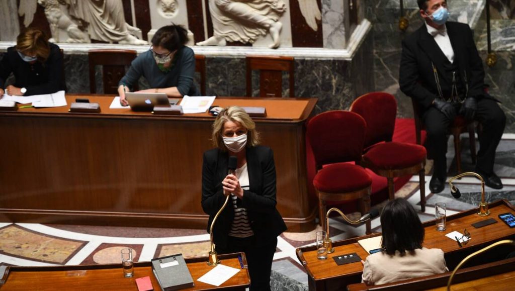 La ministre de la Transition écologique Barbara Pompili à l'assemblée nationale après le vote de la loi climat le 4 mai 2021