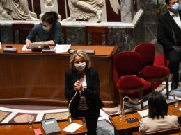 La ministre de la Transition écologique Barbara Pompili à l'assemblée nationale après le vote de la loi climat le 4 mai 2021