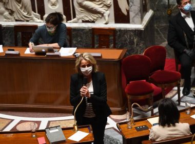 La ministre de la Transition écologique Barbara Pompili à l'assemblée nationale après le vote de la loi climat le 4 mai 2021
