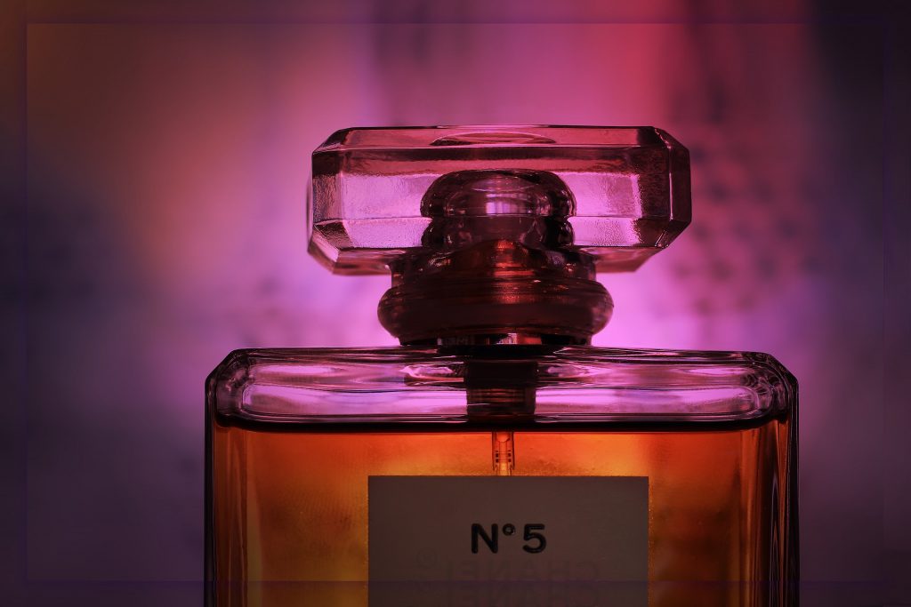 bouteille du parfum N°5 de la maison Chanel