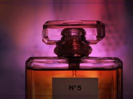 bouteille du parfum N°5 de la maison Chanel