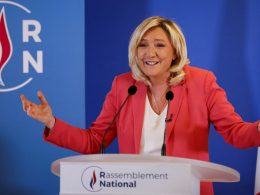 Portrait Marine Le Pen en conférence