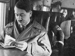 Hitler lisant un livre