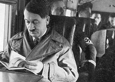 Hitler lisant un livre