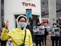 militant devant le siège social de Total Paris