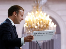 Emmanuel Macron lors de l'hommage aux harkis le 20 septembre à l’Élysée © AFP / GONZALO FUENTES / POOL
