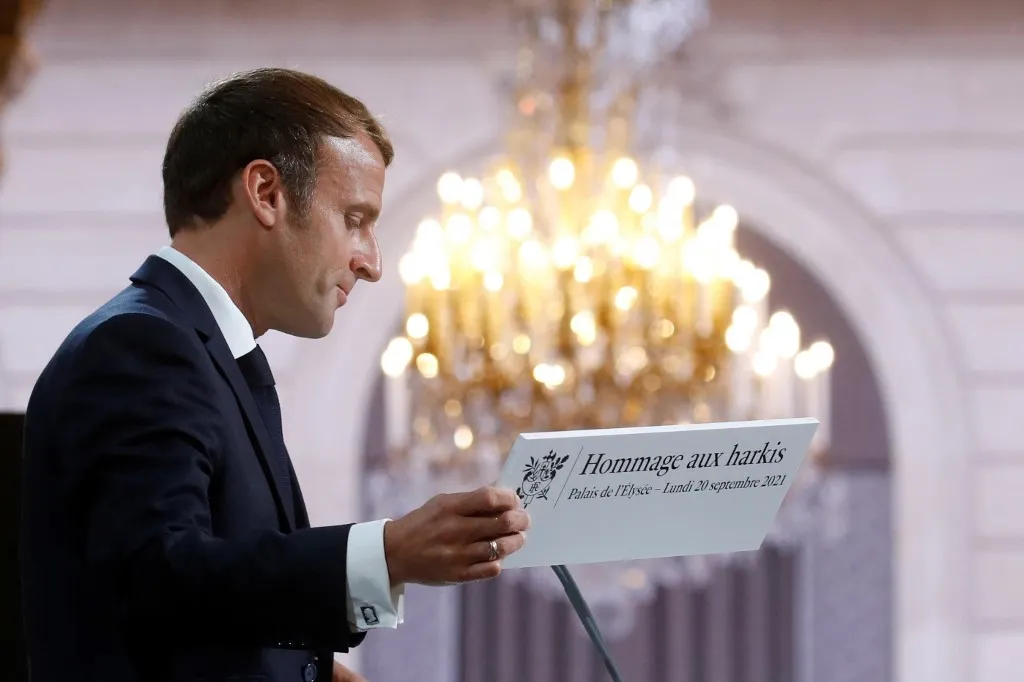Emmanuel Macron lors de l'hommage aux harkis le 20 septembre à l’Élysée © AFP / GONZALO FUENTES / POOL