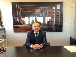 Christophe Béchu à son bureau à l'hôtel de ville d'Angers