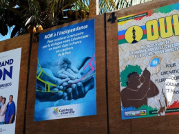 Des affiches de campagnes de différentes organisations politique s’opposent quant au référendum sur l’indépendance