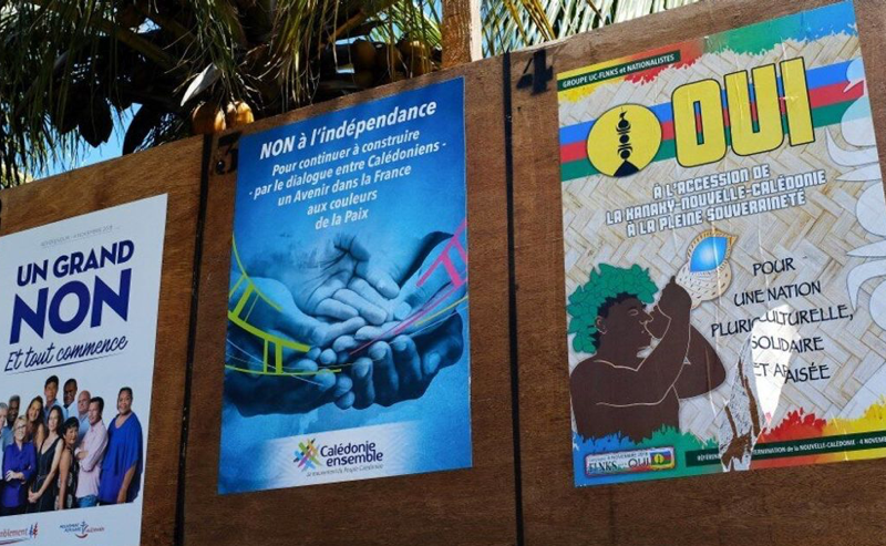 Des affiches de campagnes de différentes organisations politique s’opposent quant au référendum sur l’indépendance