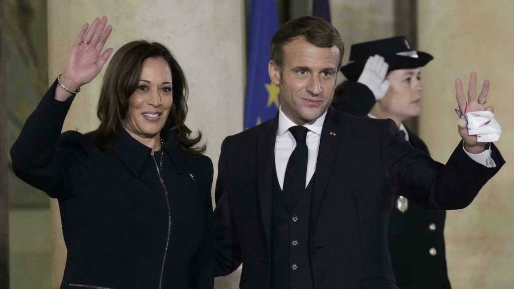 Kamala Harris et Emmanuel Macron lors de sa visite en France en novembre 2021