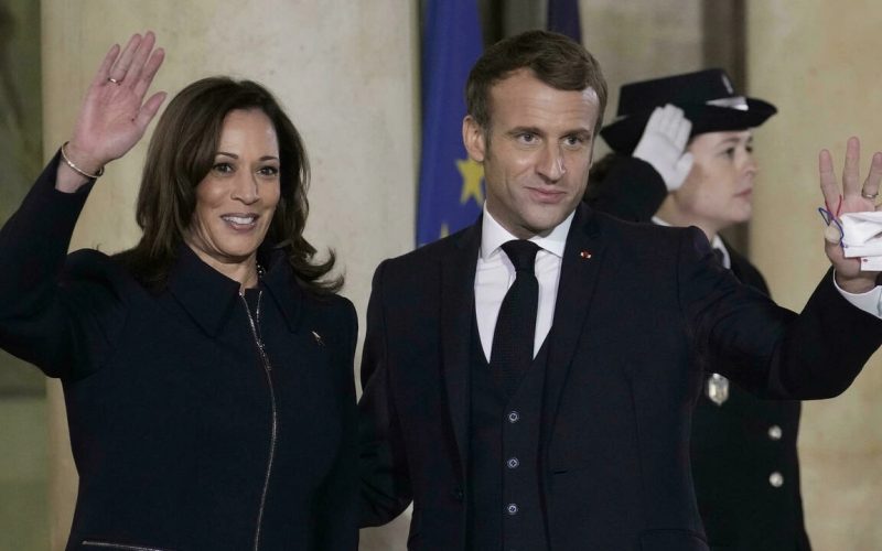 Kamala Harris et Emmanuel Macron lors de sa visite en France en novembre 2021