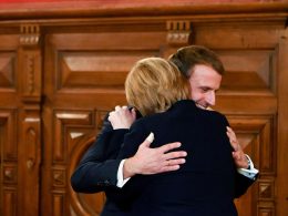 Emmanuel Macron et Angela Merkel s'enlaçant lors des adieux de Merkel