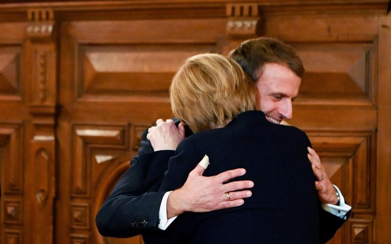 Emmanuel Macron et Angela Merkel s'enlaçant lors des adieux de Merkel