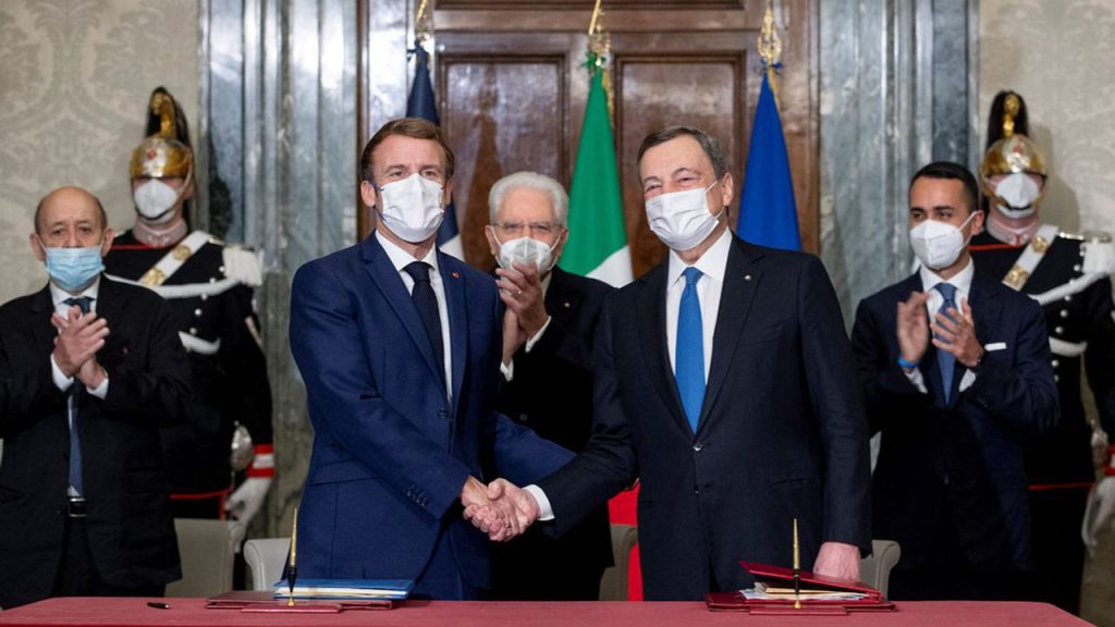 Emmanuel Macron et Mario Draghi se serrant la main lors de la signature du traité Quirinal