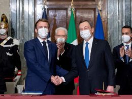 Emmanuel Macron et Mario Draghi se serrant la main lors de la signature du traité Quirinal