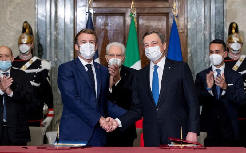 Emmanuel Macron et Mario Draghi se serrant la main lors de la signature du traité Quirinal