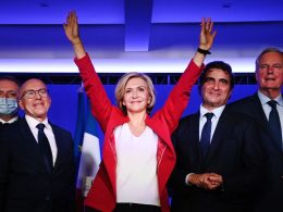 Valérie Pécresse, victorieuse du Congrès des Républicains, entourée par Philippe Juvin, Eric Ciotti, Christian Jacob et Michel Barnier. © AFP / Anne Christine Poujoulat