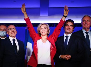 Valérie Pécresse, victorieuse du Congrès des Républicains, entourée par Philippe Juvin, Eric Ciotti, Christian Jacob et Michel Barnier. © AFP / Anne Christine Poujoulat