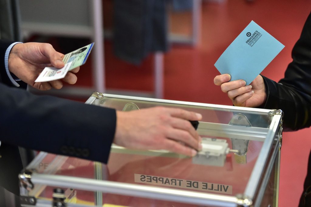 Vérification d’identité dans un bureau de vote lors des élections présidentielles de 2017