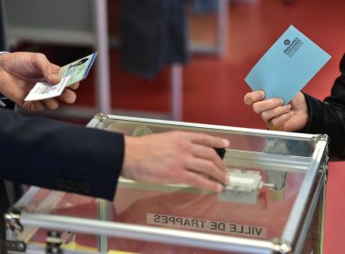 Vérification d’identité dans un bureau de vote lors des élections présidentielles de 2017