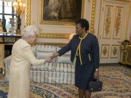 La reine Élisabeth et la présidente Sandra Mason