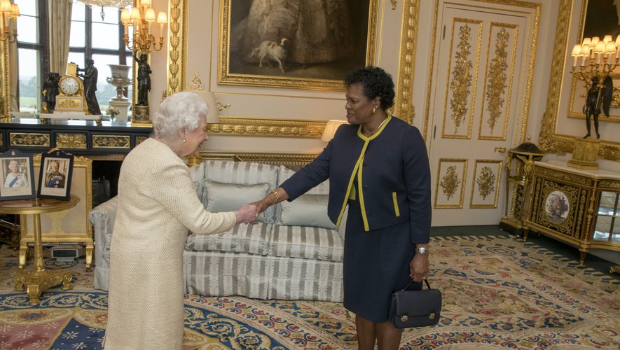 La reine Élisabeth et la présidente Sandra Mason