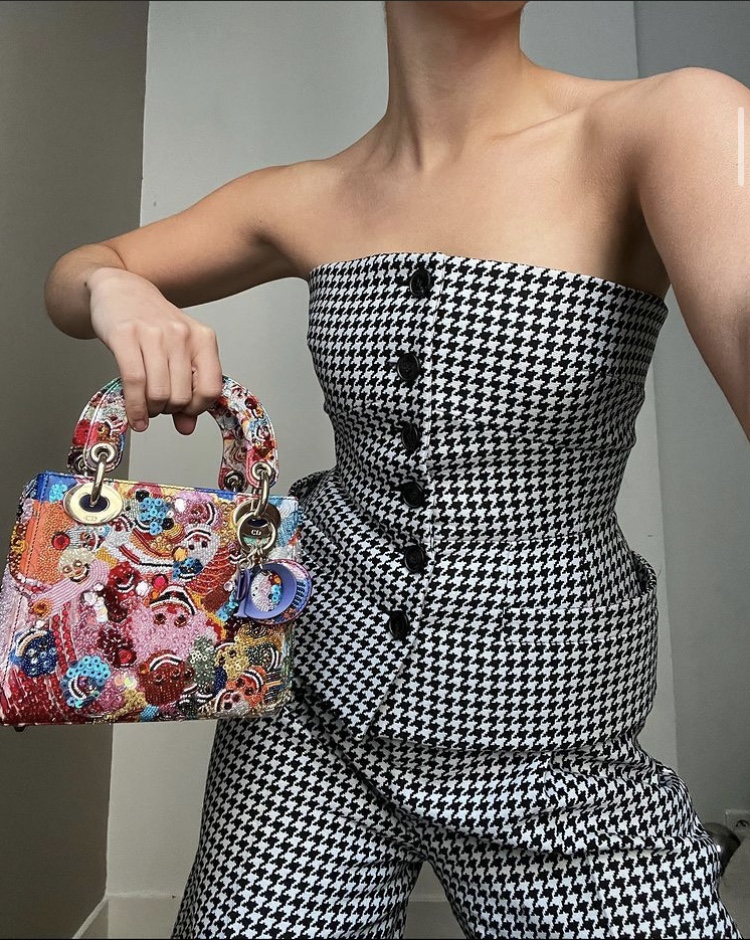 La jeune Lena Mahfouf influenceuse monde haute couture, look défilé Dior 2022