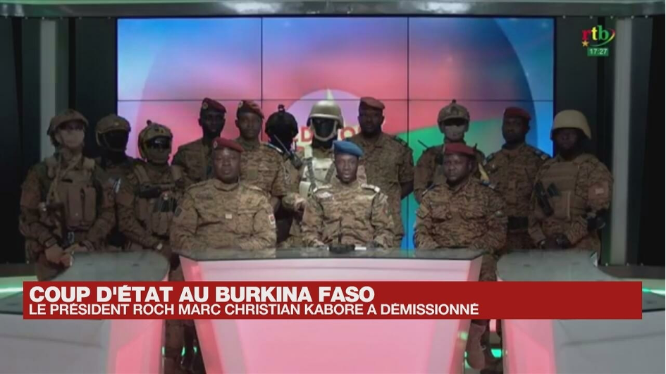 Les militaires putschistes burkinabés annoncent à la télévision nationale avoir pris le pouvoir et destitué l’ancien président Kaboré
