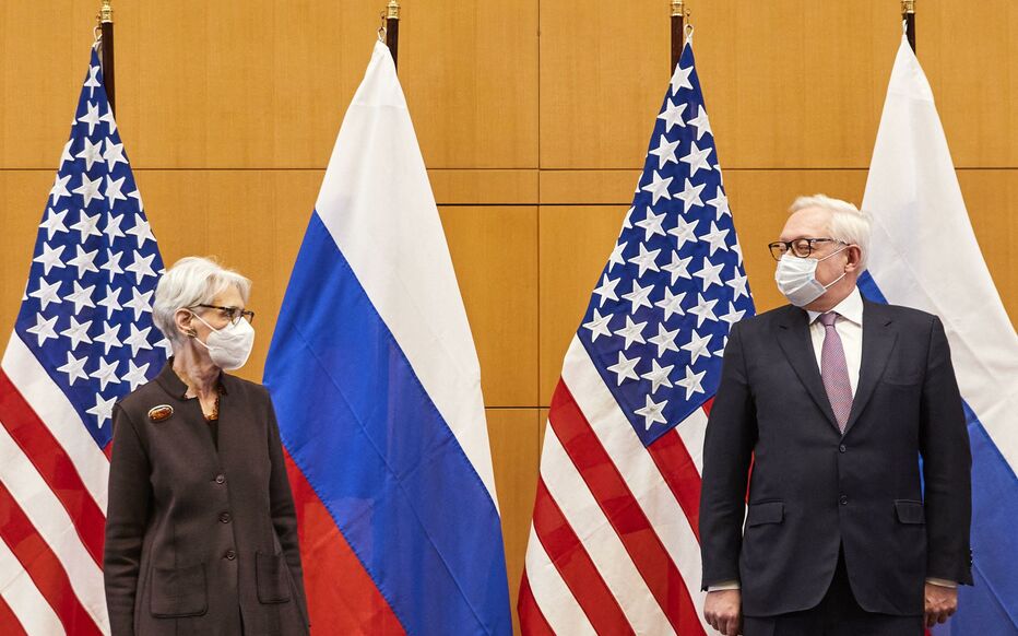 Les vices ministres des Affaires étrangères russes et américaines entrain de négocier à Genève
