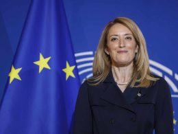 Roberta Metsola face au drapeau européen la veille de son élection