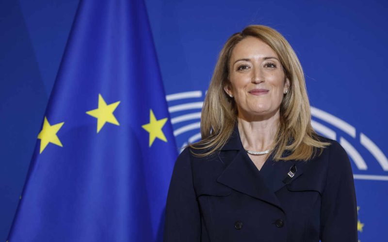 Roberta Metsola face au drapeau européen la veille de son élection