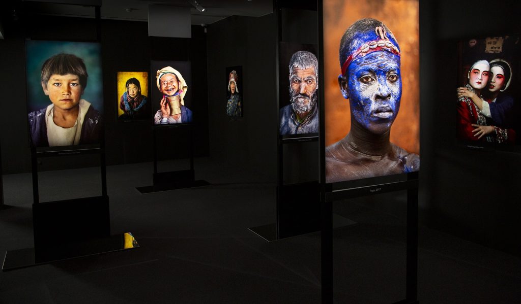 Exposition des clichés de McCurry au musée Maillol à Paris