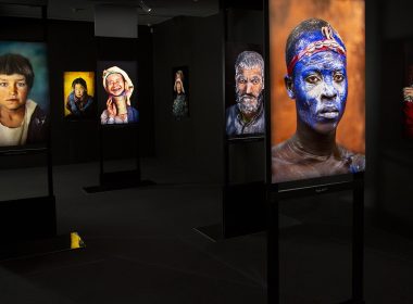 Exposition des clichés de McCurry au musée Maillol à Paris